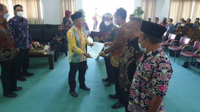 Bupati Bulungan Syarwani memberikan Surat Keputusan (SK) pensiun kepada perwakilan salah satu PNS memasuki masa purna tugas di Gedung BKPSDM Bulungan Kamis (7/7/2022).