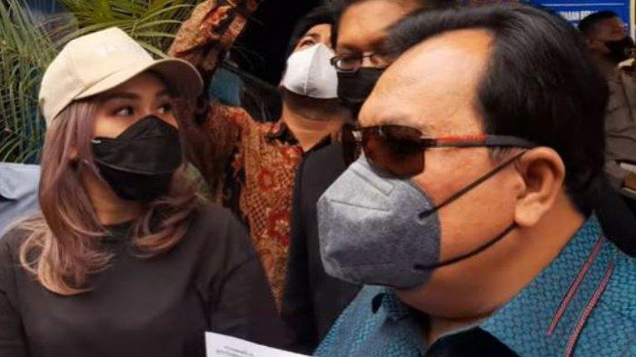 Pedangdut Ayu Ting Ting ditemani kuasa hukumnya, Minola Sebayang kembali melaporkan KD alias Kartika Damayanti atas kasus dugaan pencemaran nama baik melalui media elektronik, Selasa (26/10/2021).
