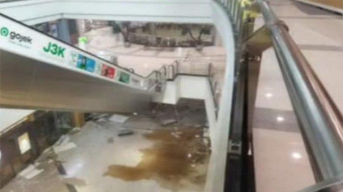 Bagian atap yang ambruk di Margo City Mall, Kota Depok