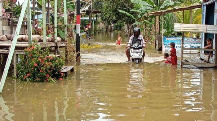 Banjir menggenangi daerah Bulu Perindu, Tanjung Selor, akibat naiknya permukaan air Sungai Kayan, Jumat (9/4/2021)