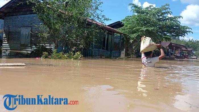 Rumah warga rusak parah diterjang banjir di Kecamatan Mentarang, Kabupaten Malinau, Provinsi Kalimantan Utara, Minggu sore (16/5/2021). (TribunKaltara.com / Mohamad Supri)