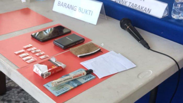 Barang bukti milik SY yang diamankan petugas di lokasi TKP transaksi wilayah jembatan bongkok, Kelurahan Karang Anyar Pantai.