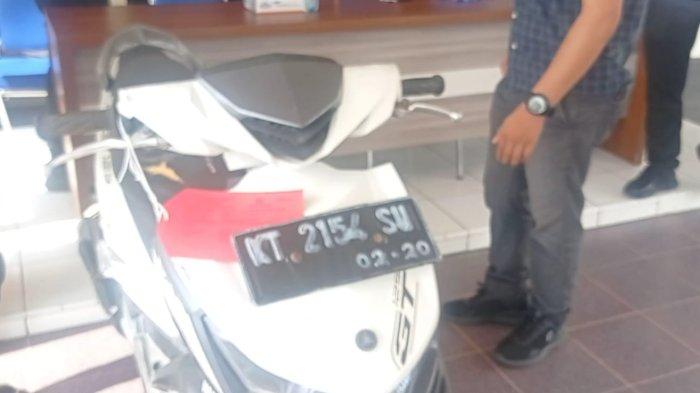 Barang bukti sepeda motor yang digelapkan tersangka.