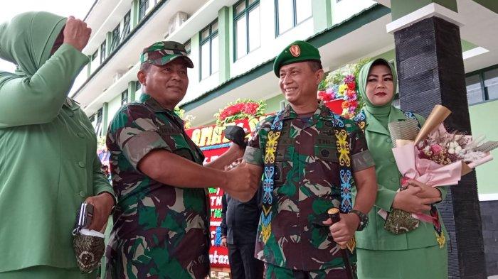 Danrem 092 Maharajalila, Brigjen TNI Rifki (kanan) dan istri, saat ditemui usai acara pisah sambut dengan Mantan Danrem Brigjen TNI Suratno
di Makorem 092 Maharajalila, Tanjung Selor, Kamis (13/1/2022)