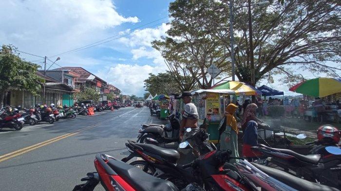Deretan pedagang dan UMKM di Jalan Sudirman, Tanjung Selor, Bulungan, Kaltara meramaikan Festival Sungai Kayan, Minggu (4/12/2022).