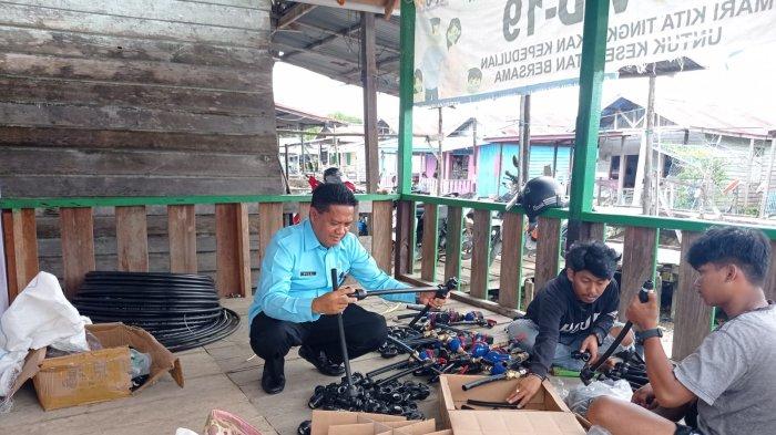 Direktur Utama Perumda Air Minum Tirta Dharma Nunukan, Masdi membuka keran air yang sudah terpasang di Kampung Nelayan, Kecamatan Nunukan Selatan, Selasa (04/01/2022), siang.
TRIBUNKALTARA.COM/ Febrianus Felis