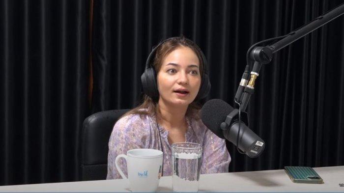 Enzy Storia saat menceritakan kekhawatirannya tidak bisa memiliki keturunan karena sakit autoimun