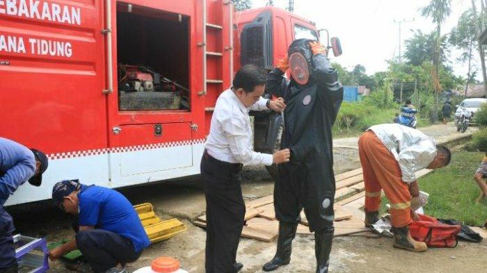PMK Tana Tidung saat mengevakuasi sarang tawon vespa di BPU Desa Periuk, Kecamatan Betayau, Tana Tidung, Kaltara, Rabu (18/1/2023) kemarin. (TRIBUNKALTARA.COM/HO-Kominfo KTT)