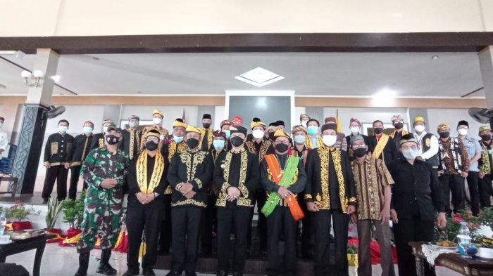 Foto bersama Bupati Tana Tidung Ibrahim Ali dan jajaran tamu undangan kegiatan Simposium Budaya Tidung di Pendopo Djaparuddin, Rabu (23/6/2021) (TRIBUNKALTARA.COM / RISNAWATI)