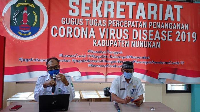 Jubir Satgas Covid-19, Aris Suyono didampingi oleh Kabag Humpro Kabupaten Nunukan, sedang press release kasus Covid-19 di Sekretariat Gugus Tugas belum lama ini, Nunukan, Kalimantan Utara.