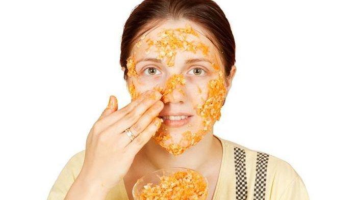Ilustrasi menggunakan masker wortel untuk cerahkan kulit wajah.