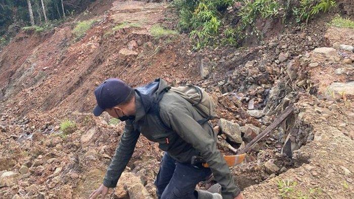 Kondisi jalan penghubung Krayan Induk-Krayan Selatan yang tertimbun longsor. Dinas PUPR Perkim Kaltara mengatakan akan membuat rute jalan baru menggantikan rute saat ini yang tertimbun longsor. (HO/Dinas PUPR Perkim Kaltara)