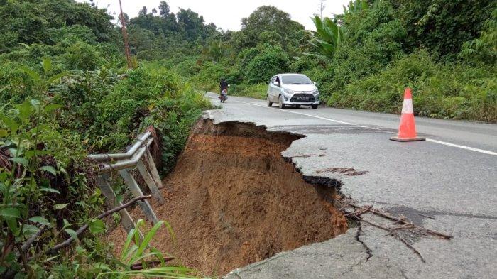 Ilustrasi Jalan lonmsor di jalur Menuju Kecamatan Peso, Bulungan. Cuaca ekstrem yang berpotensi hujan menyebabkan banjir dan longsor. ( TRIBUNKALTARA.COM / MAULANA ILHAMI FAWDI )