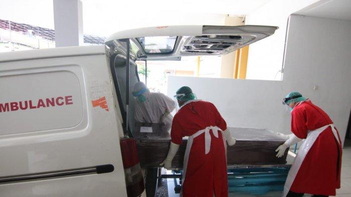 Jenazah Bupati Paser Yusriansyah Syarkawi yang meninggal di Rumah Sakit Pertamina Balikpapan dimasukkan ke mobil ambulance untuk dibawa ke Tanah Grogot, Paser.