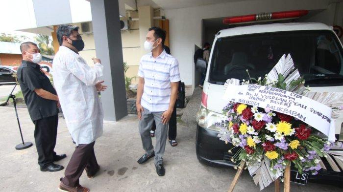 Keluarga melepas kepergian Bupati Paser, H Yusriansyah Syarkawi di Mortuari RS Pertamina Balikpapan. Tribun Kaltim/DWI ARDIANTO