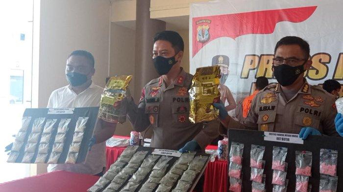 Kapolda Kaltara Irjen Pol Daniel Adityajaya, Irwasda Polda Kaltara Kombes Pol Eka Wahyudianta, dan Dirresnarkoba Polda Kaltara Kombes Pol Agus Yulianto saat memperlihatkan barang bukti berupa 3,14 kilogram sabu dan 4.753 butir ekstasi dalam press release di Mapolda Kaltara, Senin (22/8/2022).