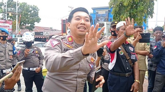 Kasat Lantas Polres Nunukan, AKP Arofiek Aprilian memberikan penjelasan kepada puluhan sopir angkot yang turun ke Alun-alun Nunukan, Selasa (30/08/2022), pagi