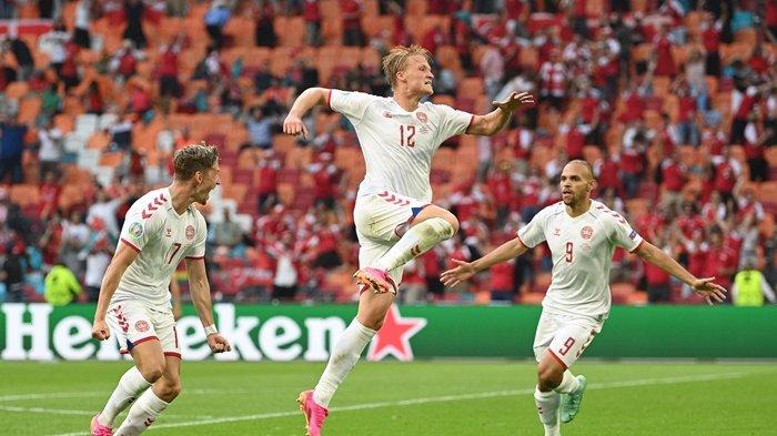 Selebrasi Kasper Dolberg usai cetak gol. Pemain Denmark Kasper Dolberg mencetak dua gol dalam laga kontra Wales di 16 Besar Euro 2020 Minggu 27 Juni 2021 dini hari tadi.