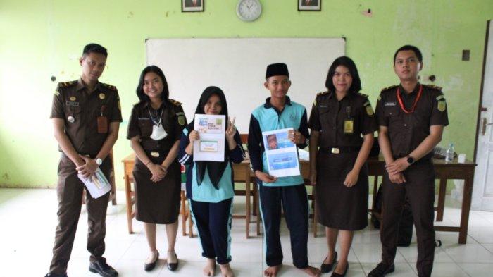 Kejaksaan Negeri Malinau melaksanakan penyuluhan hukum melalui program Jaksa Masuk Sekolah di Madrasah Tsanawiyah Negeri Malinau, Kabupaten Malinau, Provinsi Kalimantan Utara, Jumat
