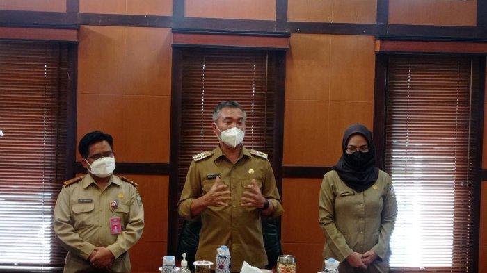 Ketua Satuan Tugas Penanganan Covid-19 Malinau, Wempi W Mawa didampingi Kadinkes P2KB dan Direktur RSUD Malinau saat menyampaikan keterangan pers perkembangan kasus Covid-19 di Kabupaten Malinau, Provinsi Kalimantan Utara, Selasa (19/10/2021).