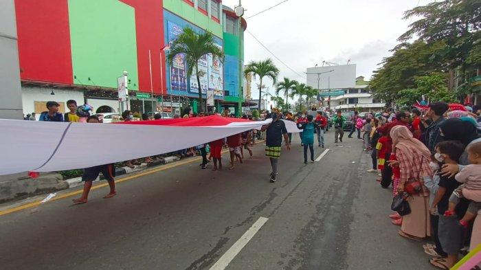 Kirab Bendera Merah Putih di perempatan GTM 85 lembaga dan komunitas tergabung dalam Gerakan di Bawah Satu Bendera Kota Tarakan dalam rangka memeriahkan HUT ke-24 Kota Tarakan, Minggu (19/12/2021)