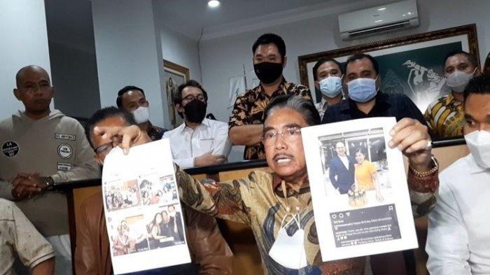 Hotma Sitompoel saat menggelar konferensi pers di kantor LBH Mawar Saron, Sunter, Jakarta Utara, Selasa (6/4/2021).