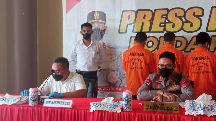Kapolda Kaltara, Irjen Pol. Daniel Adityajaya, dan Dirresnarkoba Polda Kaltara, Kombes Pol Agus Yulianto, dalam konferensi pers penggagalan peredaran 3,14 kilogram sabu dan 4.753 butir ekstasi di Mapolda Kaltara, Senin (22/8/2022).