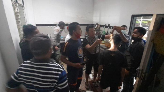Tim Gegana Brimob Polda Kaltim bersama Polsekta Samarinda Seberang memeriksa lokasi terjadi ledakan di Jalan Bung Tomo, No. 68 RT 08, Kelurahan Sungai Keledang, Kecamatan Samarinda Seberang, Kota Samarinda.
TRIBUNKALTIM.CO/ MOHAMMAD FAIROUSSAN