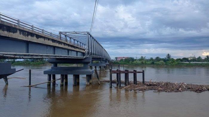 i
Limbah kayu di sepanjang aliran Sungai Malinau dari Kecamatan Malinau Utara, Kabupaten Malinau, Provinsi Kalimantan Utara, beberapa hari lalu