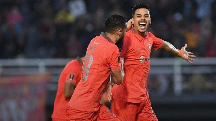 Penyerang Borneo FC, Matheus Pato saat merayakan gol yang dicetak ke gawang RANS Nusantara FC di Piala Presiden 2022 tadi malam.