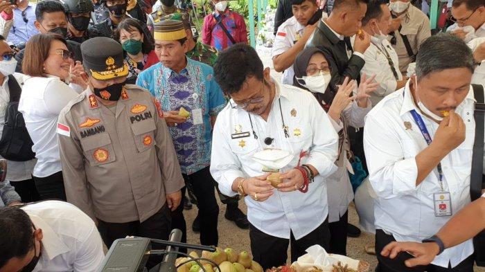 Mentan SYL dan Gubernur Kaltara Zainal Paliwang saat mencicipi durian dalam kunjungannya ke peternakan kambing boer Bulungan Mandiri Farm, Desa Apung, Kecamatan Tanjung Selor, Bulungan Kaltara, Sabtu (11/9/2021)