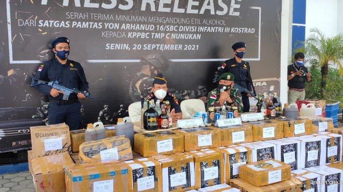 Satgas Pamtas RI-Malaysia Yonarhanud 16/SBC/3 Kostrad serahkan dua warga negara Malaysia kepada Imigrasi Nunukan untuk diproses selanjutnya, belum lama ini.
