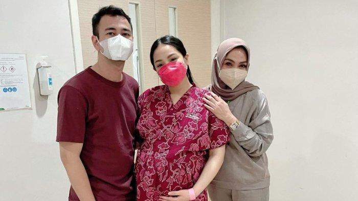 Momen Nagita Slavina bersama Raffi Ahmad dan ibu kandungnya, Rieta Amilia jelang persalinan anak kedua pada hari ini Jumat (26/11/2021).