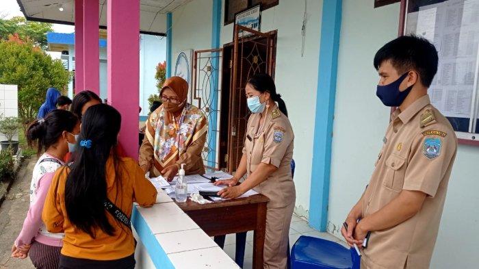 Wali dan Orang Tua Peserta didik berkonsultasi dengan tenaga pengajar di satuan pendidikan Kecamatan Malinau Kota, Kabupaten Malinau, Provinsi Kalimantan Utara, beberapa waktu lalu.
