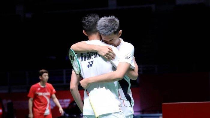 Pasangan ganda putra, Fajar Alfian dan Rian Ardianto meluapkan kegembiraannya setelah di babak semifinal berhasil mengalahkan pasangan Denmark.