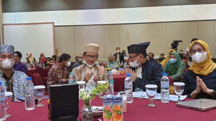 Jajaran pimpinan Forum Dekan Teknik Indonesia (FDTI), Ketua Umum FDTI Prof Nizam, Waketum Prof Ngakan dan Sekjen Dr Isradi Zainal menghadiri Raker FDTI se Indonesia di Ternate.