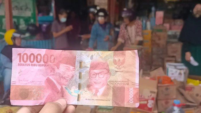 Penampakan diduga uang palsu yang ditemukan pemilik toko sembako di Karang Balik Kota Tarakan.