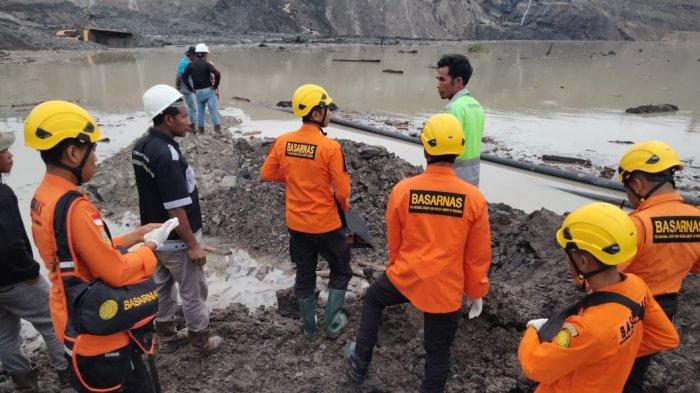 Pencarian korban longsor batu bara di areal Tambang PT Pipit Mutiara Jaya (PMJ) beberapa waktu lalu.