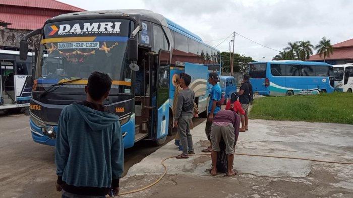 Penumpang menaiki bus Damri rute Tanjung Selor-Samarinda di Pool Bus Damri Tanjung Selor. Pihak Dishub Kaltara mendorong agar Damri membuka rute Tanjung Selor - IKN Nusantara