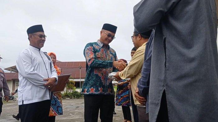 Penyerahan Hewan Kurban kepada Pengurus Masjid di Masjid Agung Darul Djalal jelang hari raya Idul Adha 2022 di Malinau, Provinsi Kalimantan Utara, Sabtu (9/7/2022).
