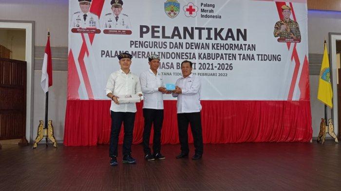 Penyerahan bantuan masker oleh PMI Kalimantan Utara ke PMI Tana Tidung, Jumat (25/2/2022)