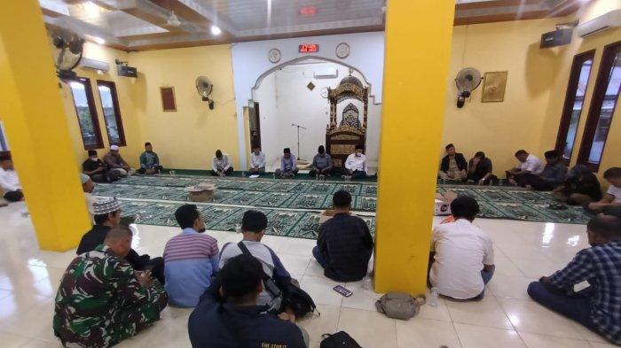 Pertemuan bersama warga Tanjung Pasir dan rombongan MUI Kaltara dan Tarakan dalam rangka mencari solusi bersama terkait keberadaan kelompok perempuan berpenampilan menyerupai laki-laki, Senin (27/6/2022).