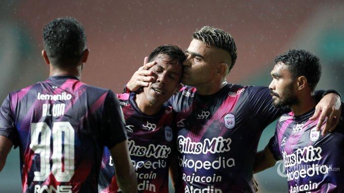 Pesepak bola Rans Cilegon FC meluapkan kegembiraan usai mencetak gol ke gawang PSIM Yogyakarta dalam babak Semifinal Liga 2 di Stadion Pakansari, Bogor, Jawa Barat, Senin (27/12/2021). Rans Cilegon FC melaju ke babak final Liga 2 setelah mengalahkan PSIM Yogyakarta dengan skor 3-0. TRIBUNNEWS/IRWAN RISMAWAN