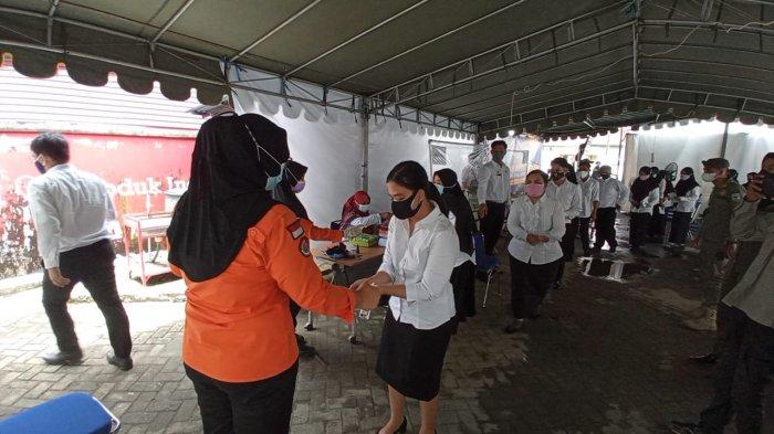 Peserta SKD CPNS Kaltara saat tengah menanti sesi ketiga seleksi di Gedung CAT BKD Kaltara Jalan Durian Tanjung Selor, Rabu (15/9/2021).
(TRIBUNKALTARA.COM / MAULANA ILHAMI FAWDI)