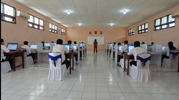 Peserta seleksi kompetensi PPPK Guru di SMK Negeri 2 Malinau, Kecamatan Malinau Kota, Kabupaten Malinau, Provinsi Kalimantan Utara, Senin (13/9/2021)