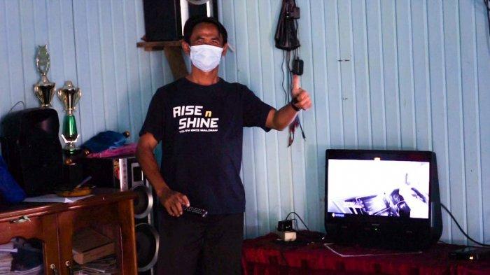 Warga Desa Laban Nyarit bisa tersenyum, karena desanya kini bisa nikmati listrik 24 jam. Nonton TV pun bisa siang hari.