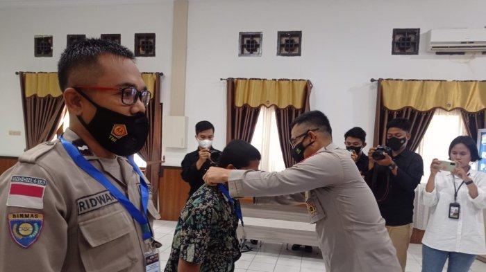 Pengalungan kartu Dumas Presisi sekaligus penyerahan sarana kontak dan buku mutasi Rumah Dumas Presisi oleh Itwasda Polda Kaltara, Kombes Pol Eka Wahyudianta kepada perwakilan Bhabinkamtibmas dan perwakilan Ketua RT di Aula Sebatik Polres Nunukan, Kamis (04/08/2022).
