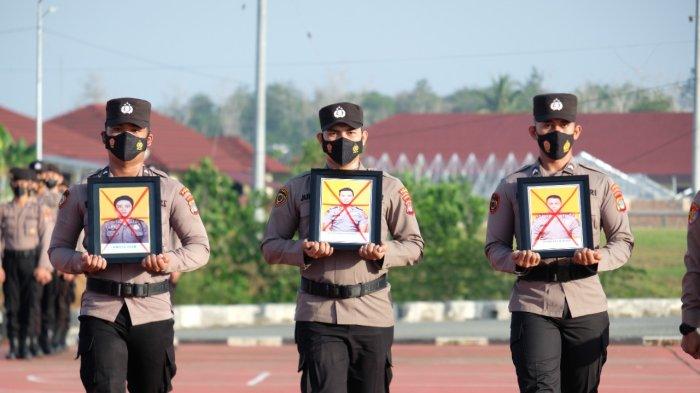 Wakpolda Kaltara Brigjen Pol Kasmudi memimpin upacara pemberhentian dengan tidak hormat (PTDH) bagi personel Polda Kaltara yang melakukan pelanggaran, bertempat di Lapangan Apel Mapolda Kaltara, Senin (08/08/2022).