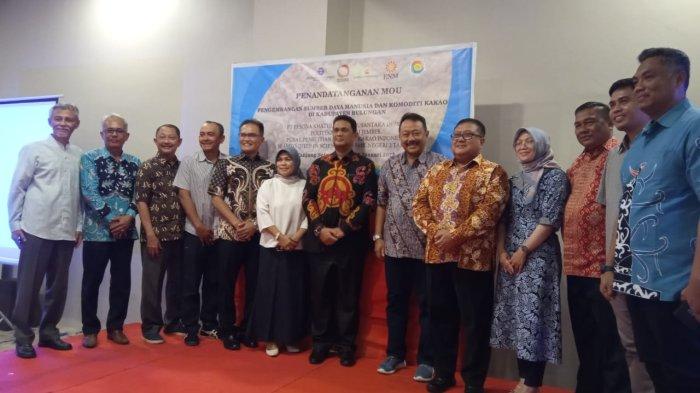 Direktur PT PKN Tria Suprajeni dan Direktur SEAQIS Dr Indrawati (berbaju putih) saat menandatangani kerja sama pendidikan dan pengembangan SDM di Bulungan, di Tanjung Selor, Bulungan, Selasa (17/1/2023).(TRIBUNKALTARA.COM/MAULANA ILHAMI FAWDI)