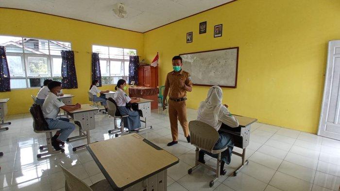 Pelaksanaan pembelajaran tatap muka terbatas dengan menerapkan protokol kesehatan di SMAN 1 Tanjung Palas Barat, Desa Long Beluah, Senin (8/11/2021).